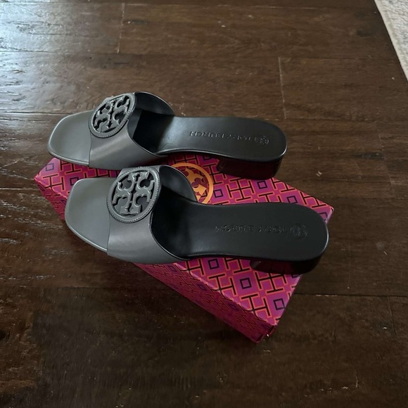 Tory Burch-Bombe Miller leather sandal 7.5-brand new-light blue/navy-Retail $300 - Picture 4 of 15